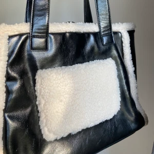 Shopper från Gina Tricot - Säljer min fina shopper från Gina då den inte används tyvärr. Den skulle därför behöva ett nytt hem! Väskan har ett fack på utsidan (på bild 3) men inuti är det bara ett stort fack. Inköpt för några år sen men knappt använd, därav bra skick!🥰