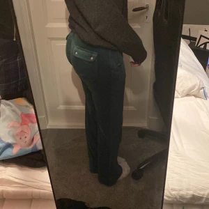 Nya juciy couture byxor - Byxorna är endast testade och har prislappen kvar! Färgen är mörkgrön och jätte fin💓bara att höra av er om ni undrar något💗(är 170 lång) önskar man frakt kostar den 66 kr och är spårbar😚(från ungdomsavdelningen)