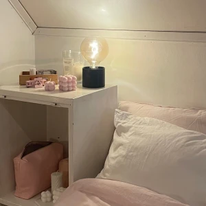 Rosa ljus - Handgjorda ljus som finns i olika färger & former gjorda av 100% återvunnet stearin🕯💘ljusen finns i färgerna ljusrosa, ljusblå, ljusgrå, ljusgrön, ljuslila och vit. Kika in på vår Instagram för mer info-> @tandettljusuf_ . Kram💘Dessa är våra egna bilder!!