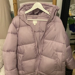 Vinterjacka - Varm o fluffig vinterjacka från H&M endast använd 2 gånger  Säljes för 150kr nypris 499kr