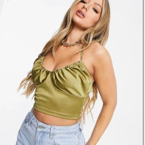 Grön topp - Super fin grön topp från asos i st S. Använd endast en gång. 