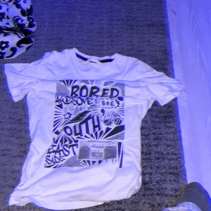 En t-shirt  - en random t-shirt ganska clean rätt så liten