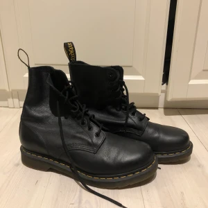 Dr martens  - Säljer ett par i princip helt oanvända dr martens i mjukt läder. Säljer pga för stor storlek. 