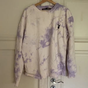 Tjocktröja  - Vit och lila tröja i strl L. Jag är vanligtvis M men denna blir perfekt oversize på mig. Använd någon enstaka gång så i super skick!