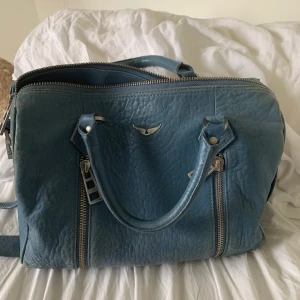 Jätte snygg zadig väska - superfin väska från Zadig i den stora modellen, köptes för ca 5000kr i Köpenhamn på Zadig butiken sommaren 2019!använts ganska mycket och har några repor(kan skicka egna bilder) men det är inget som man tänker på när man har den på sig❤️ skriv vid intresse