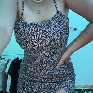 En blommig klänning  - Säljer den här blommiga klänningen som är super fin och har en slits vid ena benet knappt 💞