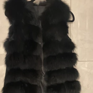 Äkta pälsväst - Äkta pälsväst säljes köpt för 4000kr, säljer för 3000. Pris kan diskuteras. 