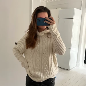 Kabelstickad hoodie!! - Säljer denna så snygga kabelstickade hoodie❤️‍🔥