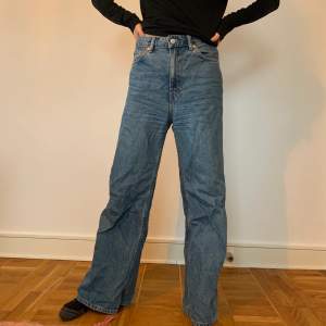 Superfina blåa Weekday jeans i modellen ACE. Högmidjade men jag använder dem lågmidjat i baggy fit. Jättefint skick!!🌸