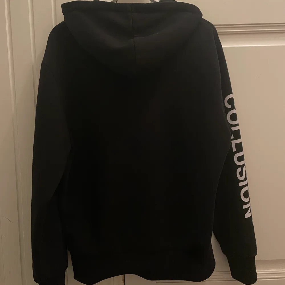 Svart hoodie från Asos, tjockt material! Bra för vintern❄️ Säljer för att jag inte använder den. Köpare står för frakt💕 (59kr frakt). Hoodies.