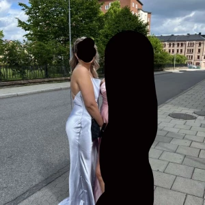 Balklänning  - Fin långklänning med litet släp, endast använd under en kväll så i fint skick. Storlek 40, pris går att diskutera.