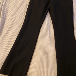 Kostymbyxor  - Hej! Säljer mina klassiska kostymbyxor från BIKBOK då jag vuxit ur dem. Är vanligtvis en 36a men fick gå upp en storlek när jag skulle köpa dessa då dem hade bytt inköpare. Fint skick.