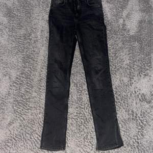 Svarta jeans från zara. Midwaist med slit där nere. Passar mig som är 175. Endast använda några gånger men kommer ej till användning längre🥰
