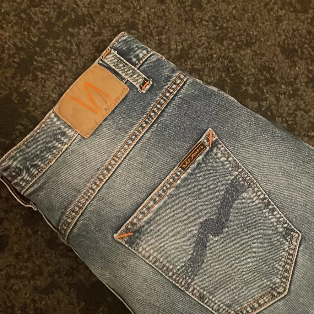 Ett par riktigt snygga jeans från nudie i modellen grim tim med slitningar, nypris är 1600.. Jeans & Byxor.