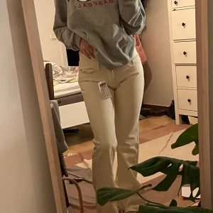 Lågmidjade bootcut jeans brandy - Säljer mina helt nya lågmidjade jeans från brandy så de är för långa på mig som är 161💗 lappen finns till och med kvar💗