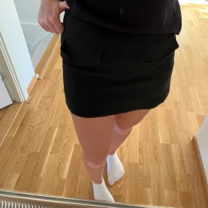Zara kjol - Garderobsrensning!!! Kommer mer!!! Säljer denna populära kjol från Zara som är i superbra skick. Storlek: M Färg: Svart Köparen står för frakten!!! 