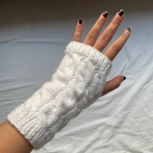 Handledvärmare!  - Tryck inte på köp nu! Säljer dessa handstickade Handledvärmare! Om man kollar på sista bilden finns det tre olika färger som jag säljer! Om du vill ha en av de skriv gärna till mig så fixar jag det! Önskar du dig en annan färg kan du skriva till mig priva