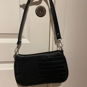 Väska - Ännu en väska från Gina tricot! Inte använd många gånger och är hel osv! Ordinarie pris är 299.