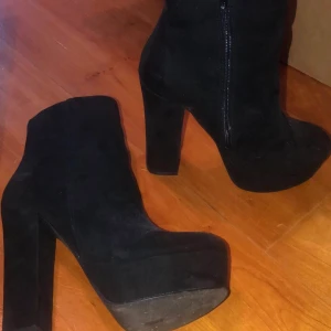 Svarta höga klackar  - Använda 1 gång  Svarta klackar (tror 14cm om jag minns rätt)  Storlek 38 250kr 