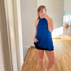 Zara klänning/topp - Garderobsrensning!!! Kommer mer!!! Säljer denna, som brukade vara en klänning men som blev mer än tröja efter en tvätt. Behöver dock strykas. Annars är den i bra skick. Storlek: M Färg: Blå Köparen står för frakten!!! 