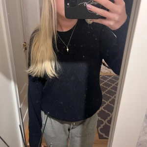 Svart stickad tröja - Säljer denna stickade tröja som är använ några få gånger❤️köparen står för frakten 