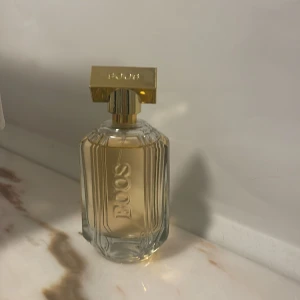 Hugo Boss  - Luktar exakt som äkta hugo boss parfym och har lång hållbarhet, köpte den för 350kr men säljer för 200. Säljer den för att jag vill köpa en my parfym. Har använt bara lite och den är jättesöt 