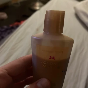 Body lotion - Victoria’s seceret body lotion 60ml coconut passion , mer än halva kvar. Skulle uppskatta att 40-50ml är kvar! 