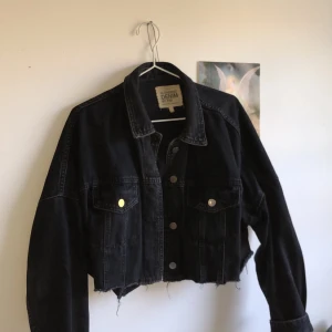 Croppad, svart jeansjacka  - Säljer min fina svarta, croppade jeansjacka som är i en gråsvart jeanstvätt. Använd men i väldigt gott skick. Storlek M. 💖ZARA.