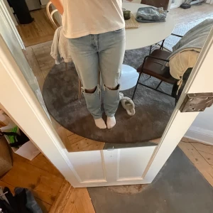 Håliga jeans zara - Säljer mina sommarjeans från zara. Använda. Långa i benen och midjehöga 