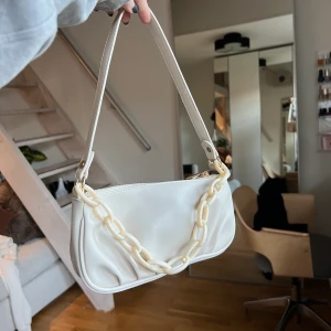 Vit väska med kedja - Vit handväska med vit kedja, går att ta bort kedjan också. Från shein