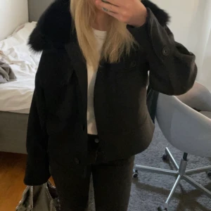 Meotine jacka - endast intressekoll, vill se ifall ngn vill köpa o vad man kan betala. slutsåld på hemsidan. storlek xs/s och e i nyskick, endast använd 1 gång 💋
