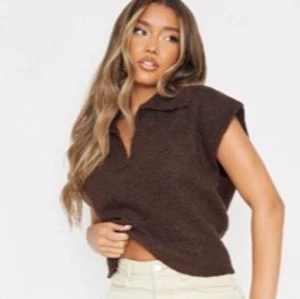 Brunt stickad väst  - Säljer min fina väst på grund av att den inte riktigt kommit till användning längre. Jag är normalt storlek S/M och denna är L men passar bra på mig. (Väldigt stretchig) Blir lite oversized men brukar dra ner den till axeln (se; bild 3). 🤎