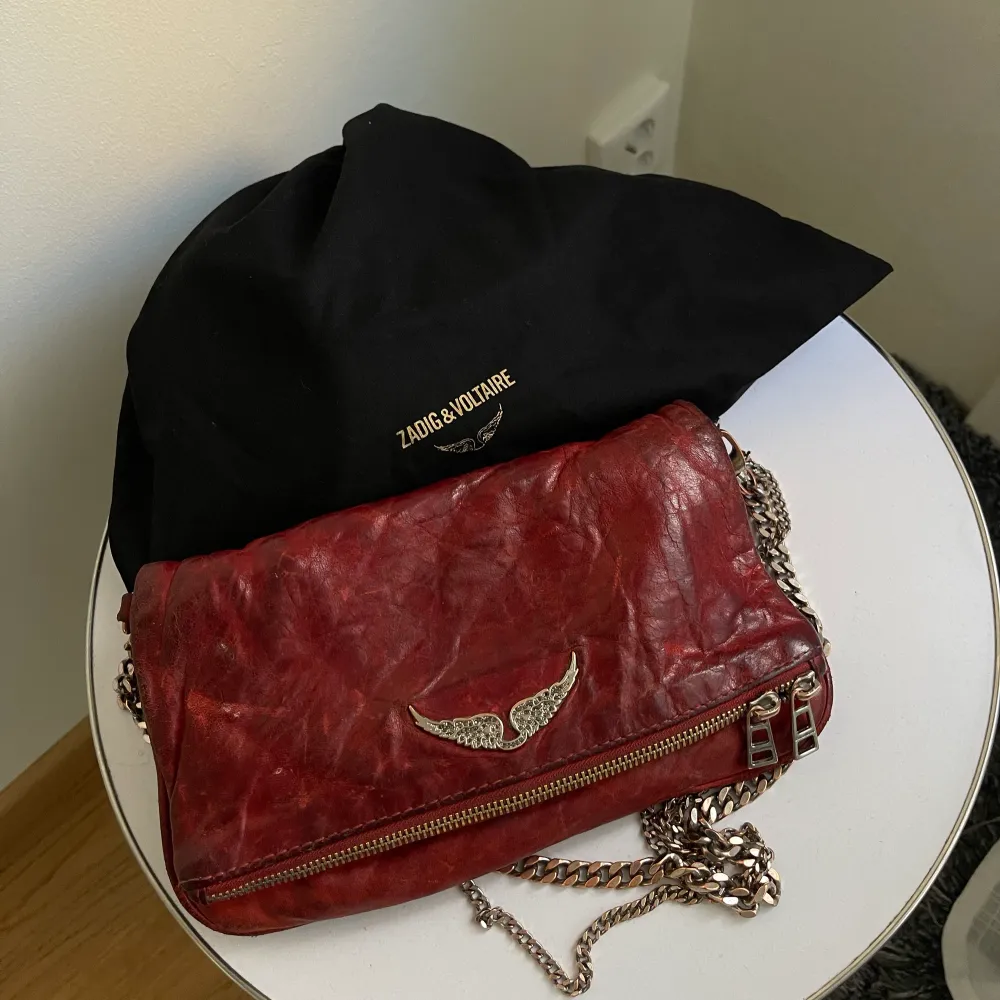 Röd Zadig Voltaire väska. Väskan är använd men befinner sig fortfarande i ett acceptabelt och ordentligt skick❣️. Väskor.