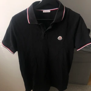 Moncler piké  - Svart Moncler pike tröja i storlek M  Bra skick knappast använd
