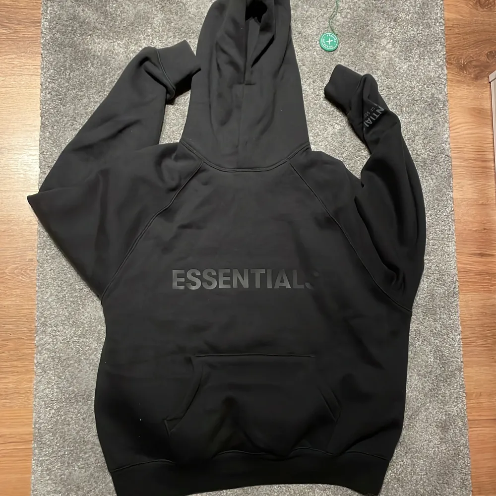 Säljer nu min fear of god essentials hoodie Använt ett fåtal gånger hemma Köpt på stockx. Hoodies.