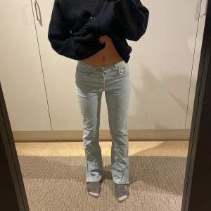 Wow så snygga jeans från NA-KD! Mid waist med slits vilket är så sjukt snyggt, jag är 173cm lång❤️‍🔥