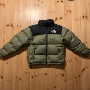 The North Face nuptse  - Färg Olive green, finns inte tillgänglig någonstans längre. Ny pris runt 3000kr Storlek M, passar dock S/M. Inga skador på den. Priset är ej fast i sten.