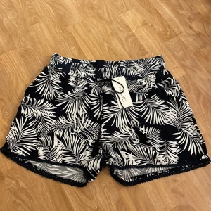 Sommar shorts XXL - Lösa i modellen. Prislappen kvar så aldrig använda! Pris kan diskuteras!