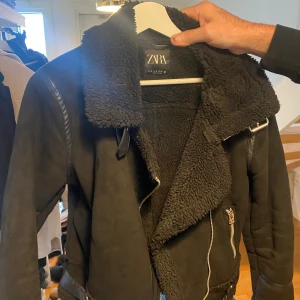 Zara jacka - Jätte skön zara jacka storlek M, men sitter som en S eller oversized XS. Ser nästan oanvänd ut 💖