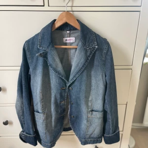 Jeans jacka - Denna söta jenas jacka kommer tyvärr inte till användning längre. Den är knappt använd🫶