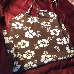 Klänning  - Brun hm klänning med vita blommor Xs  70+frakt 