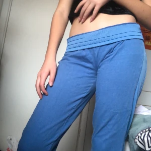 Blå byxor  - Kan andvändas till träning mys eller allmänt i vardagen, jag tycker dom är väldigt sjöna 