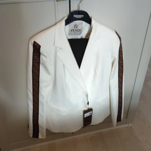 fendi kavaj - fendi kavaj storlek xl. oanvänd 