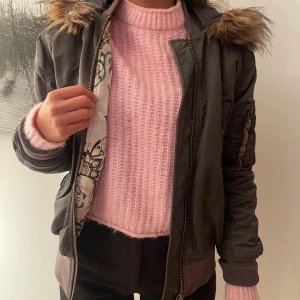 Odd Molly jacka i strl s - Snygg jacka från Odd Molly köpt för 2 år sedan för ca 2000 kr. Inga skador eller defekter. Ser ut som ny är i nyskick💕