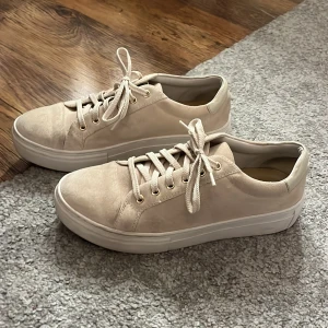 Beiga skor  - Från vagabond, storlek 40. Använda 3 gånger så mycket fint skick. 