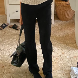 Kostymbyxor - Jag säljer dessa PERFEKTA kostymbyxor från Lindex i storlek 34. De är i mycket fint skick, köptes för 600kr men säljs för 300kr+frakt💓hör av dig vid intresse!