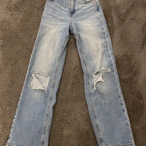 Jeans - Jeans i befintligt skick. Köpte för 300 säljer för 200+frakt 