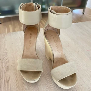 SEE BY CHLOÉ klackar! - Beige klackar från SEE BY CHLOÉ. Använts flitigt så de har en del små fläckar och märken, men inte så synligt från längre håll/när de används. Har fler bilder! Pris kan diskuteras vid snabb affär :)