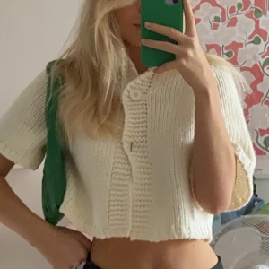 Söt stickad kofta  - Jättefin stickad kofta som man kan ha som blus. Okänt märke då den är köpt vintage. Högsta bud 200 kr