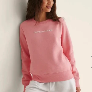 Rosa Calvin klein sweatshirt - Nästan aldrig använd rosa Calvin klein sweatshirt. Orginalpris 999kr (Lånade bilder)